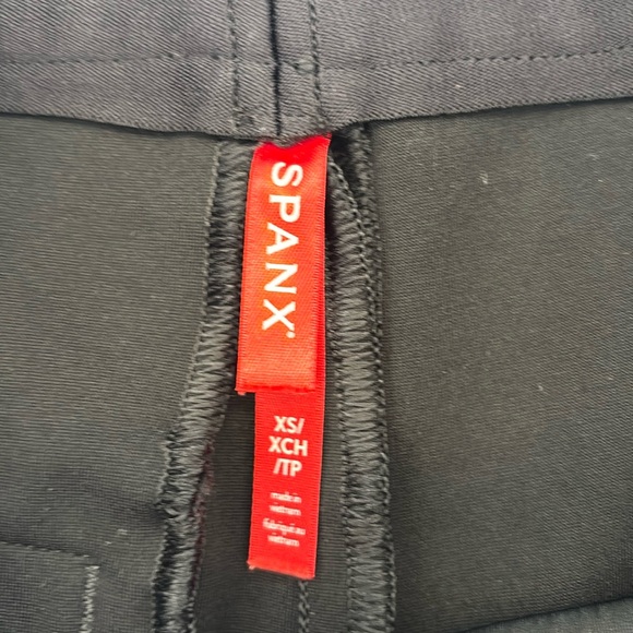 Women's Spanx Ponte Perfect Aline Pull On Shorts in Black, Size XS - Picture 4 of 8